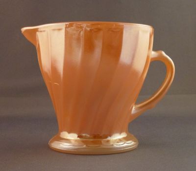 Anchor Hocking Fire-King Shell
Peach lustre. Creamer/milk jug
Keywords: table;sold;american;carnival