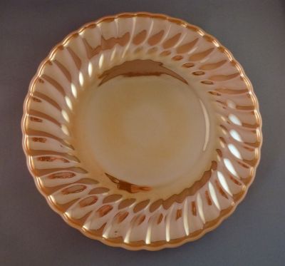 Anchor Hocking Fire-King Shell
Peach lustre. Dinner plate 10-in.
Keywords: table;sold;american;carnival