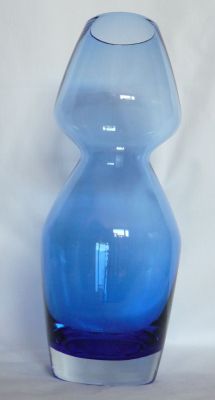 Riihimäen Lasi blue vase
!970s. Finland. Designed by Aimo Okkolin?

Keywords: sold;vase;scandi
