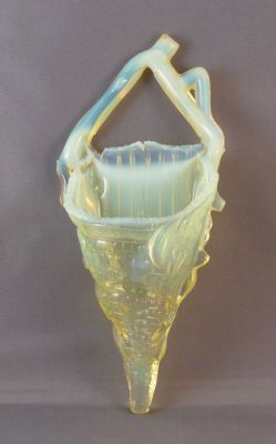 Burtles and Tate wall pocket
Badly damaged
Keywords: british;pressed;vase