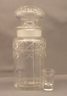 Cut-glass pickle with castor and drip catcher
Pickle and drip catcher
Keywords: blown;sold;cut;british