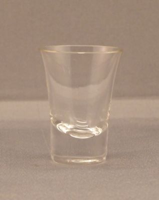 Cut-glass pickle with castor and drip catcher
Drip catcher with polished base.  3 x 4 cm
Keywords: blown;table