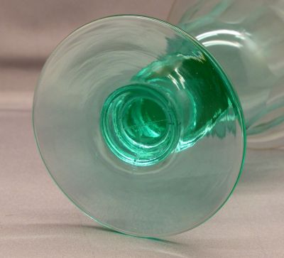 Cut wine glass M
Shear mark on base
Keywords: barware;cut