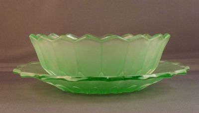 Davidson 714 fruit set, obscured
Small bowl and plate, 5.5 and 6.5 in
Keywords: pressed;table;dessert