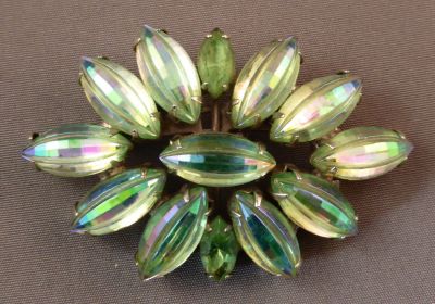 Green aurora borealis brooch
Two small uranium stones top and bottom
Keywords: uranium