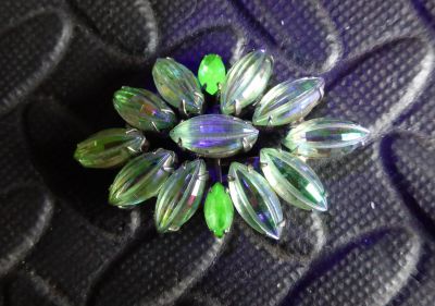 Brooch, green aurora borealis, uranium
Under UV
Keywords: uranium