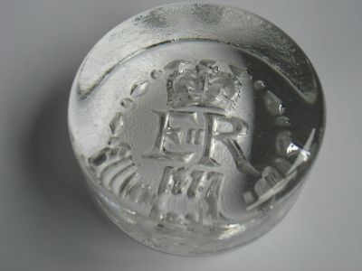 Dartington FT2 paperweight QE II Silver Jubilee
1977
Keywords: sold;british;paperweight
