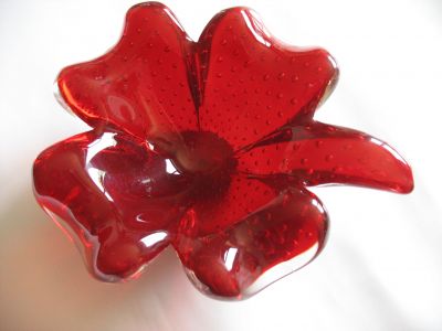 Murano ruby shamrock bowl
Cased in clear. Controlled bubbles
Keywords: sold;blown;murano;ash
