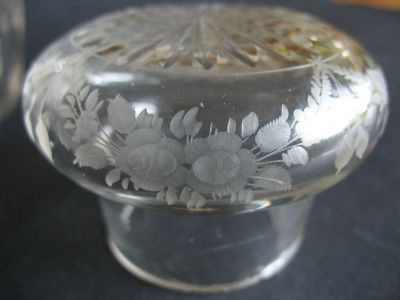 Engraved pickle jar
Roses round the lid. Probably British
Keywords: sold;blown;table;engraved