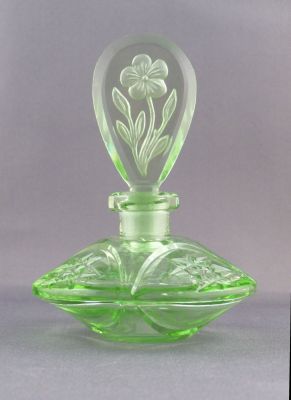 Czech? cut glass perfume bottle
Intaglio stopper
Keywords: blown;cut;czech;bottle
