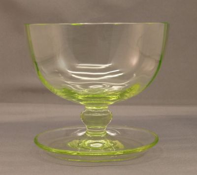 Grapefruit dish C
Light green uranium glass. Optic rib. Rounded saucer.
Keywords: blown;table;sold;dessert