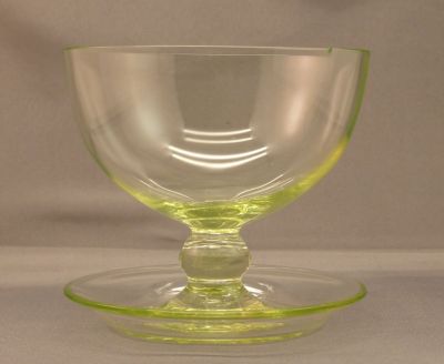 Grapefruit dish B
Light green uranium glass. Rounded saucer
Keywords: blown;table;sold;dessert