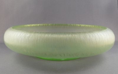 Fenton Florentine green flared, cupped low bowl
Stretch glass
Keywords: blown;american;table