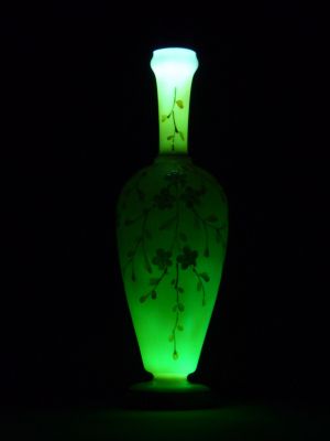 Bohemian enamelled vase, pink
Under UV. Medium
Keywords: czech;blown;enamelgilt;vase