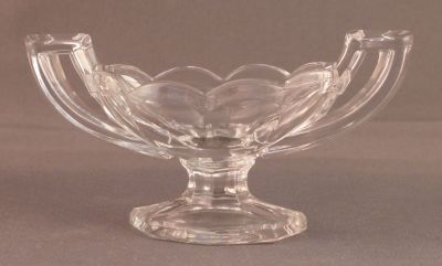 Handled salt
Similar to Bagley Queen's Choice salt, lightly different handle shape and stem
Keywords: table;pressed