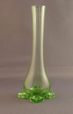 Rbbed bud vase
Ground and polished rim
Keywords: vase;sold;uranium