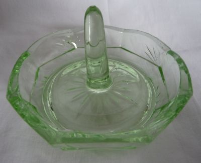 Libochovice Clifton dressing table set uranium ring stand
1760 (1670)
Keywords: sold;pressed;bathbed;czech