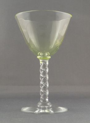 Double-spiral-stem cocktail glass
Uranium bowl, fine optic rib, fire-polished rim
Keywords: blown;barware