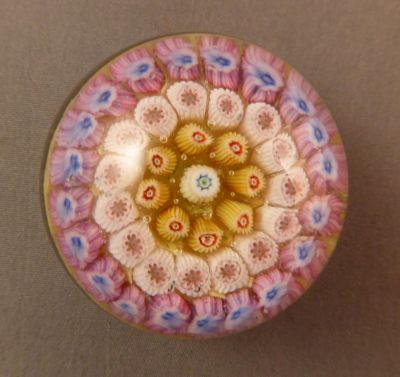 Strathearn P9 C
Fire polished base. 1.5 in. Yellow ground
Keywords: british;paperweight