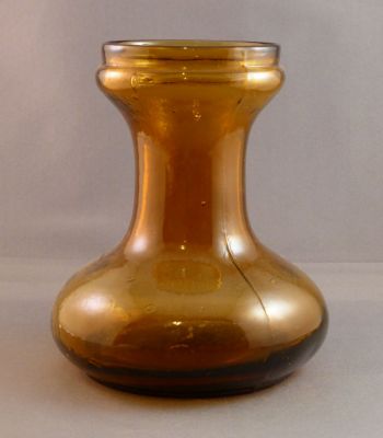 Amber Tye-shape hyacinth vase
Fire polished rim, visible mould seam
Keywords: blown;vase