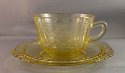 Federal Glass Madrid cup and saucer, amber
Keywords: table;sold;american
