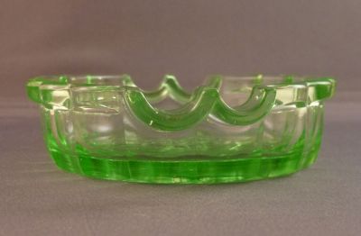 Inwald? edelweiss uranium glass ashtray
Two sizes of rest: one for cigarettes; one for cigars
Keywords: ash;czech