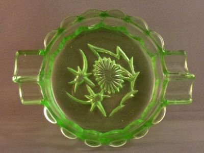 Inwald? edelweiss uranium glass ashtray
Two sizes of rest: one for cigarettes; one for cigars
Keywords: ash;czech