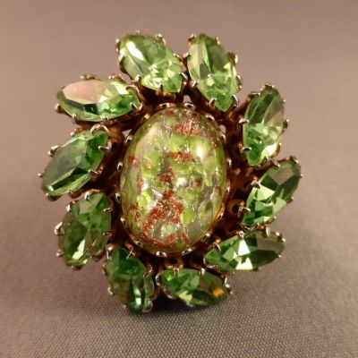 Brooch with cabochon converted to a ring
Uranium outer stones, green and aventurine cabochon
Keywords: uranium