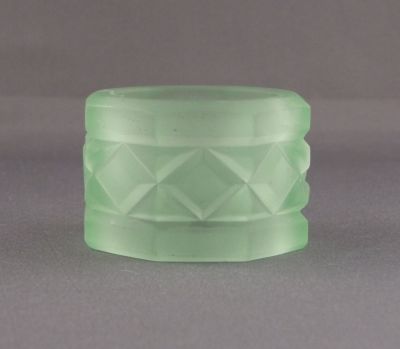 Bagley serviette ring
Sold in boxed sets of four
Keywords: british;pressed;table;odd