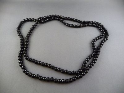 Black glass
Restrung. Vintage. Belonged to my Grandmother
Keywords: sold