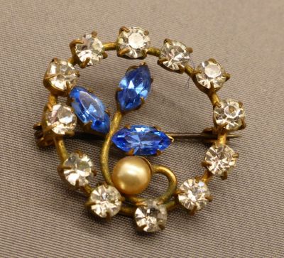 Brooch, blue and crystal
Faux pearl
Keywords: sold