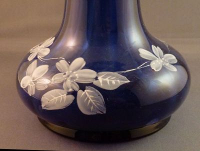 Cobalt-blue Tye-shape hyacinth vase with enamelling
Missing gilded leaves
Keywords: vase;hyacinth;czech;enamelgilt