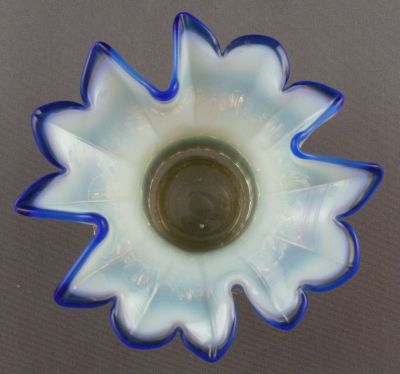 Cobalt blue rimmed salt
Uranium body
Keywords: blown;table