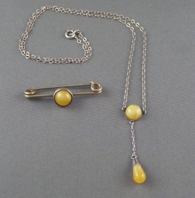 Pendant and brooch, yellow uranium stones
Keywords: uranium