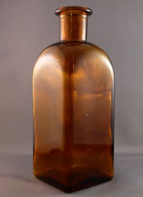 Chemical bottle, square
Hand blown into a mould
Keywords: sold;bottle