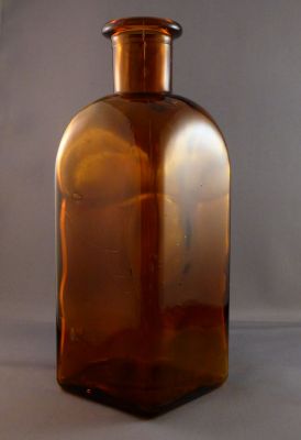 Chemical bottle, square
Lots of annealing marks, bubbles and stria
Keywords: blown;sold