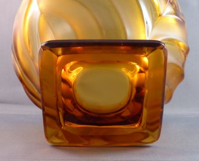 Large amber rose bowl
Square base with highly polished base rim
Keywords: vase;sold;czech