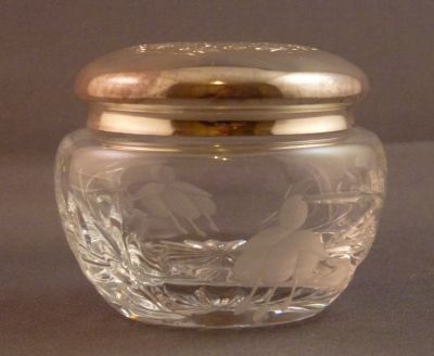 Stuart Cascade trnket pot with plated lid
Marked
Keywords: blown;bathbed;sold;cut