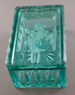 Inwald cigarette box cum ashtray, blue uranium
Intaglio horse and rider
Keywords: czech;pressed;ash