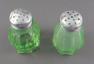 Condiment set
Machine blown pepper and salt. Aluminium lids
Keywords: czech;blown;table