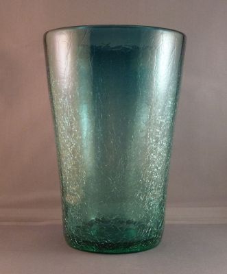 Blue-shaded crackle bucket vase
Large. English?
Keywords: blown;vase