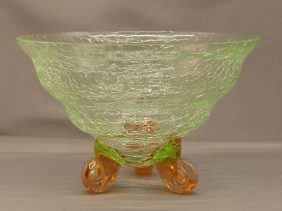 Green crackle bowl with pink feet
Curly feet
Keywords: sold