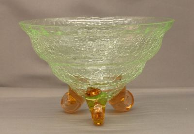Green crackle bowl with pink feet
Likely Chinese
Keywords: sold;china;vase