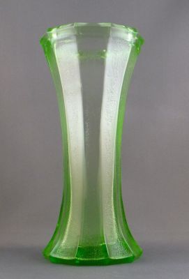 Crinkly panelled vase
Crinkly panels with plain ribs. As-moulded base. Two part mould, Czech?
Keywords: blown;czech;vase