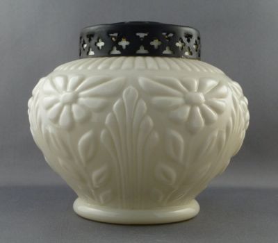 Custard glass rose bowl
Black painted grid
Keywords: blown;vase