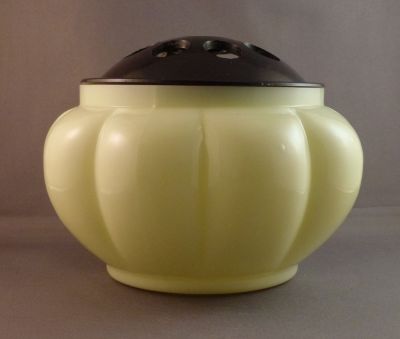 Custard glass rose bowl B
Black Bakelite flower holder
Keywords: blown;vase