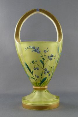 Enamelled cut basket
Handle and basket all in one
Keywords: cut;blown;enamelgilt;vase