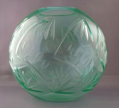 Cut rose bowl
Flat polished base. Czech?
Keywords: blown;cut;vase;czech