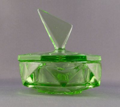 Dressing table set I powder bowl
Czech. Marked one seen
Keywords: pressed;czech;bathbed