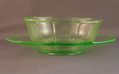 Ribbed dessert bowl with underplate
Keywords: pressed;table